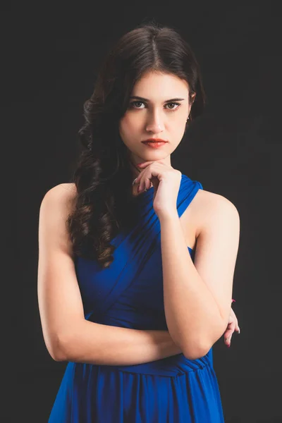 Mooie vrouw fashion model in blauwe jurk. — Stockfoto