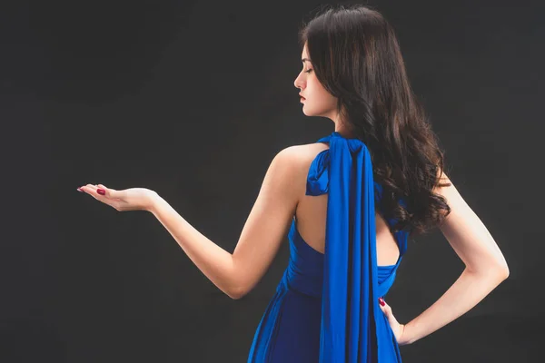 Hermosa mujer modelo de moda en vestido azul . — Foto de Stock