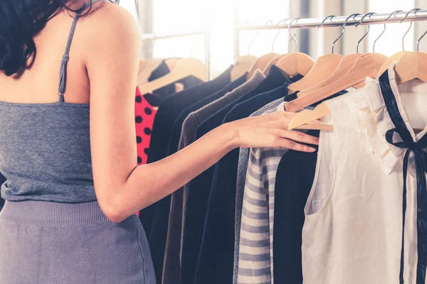 Hermosas tiendas de mujer para ropa en el centro comercial — Foto de Stock