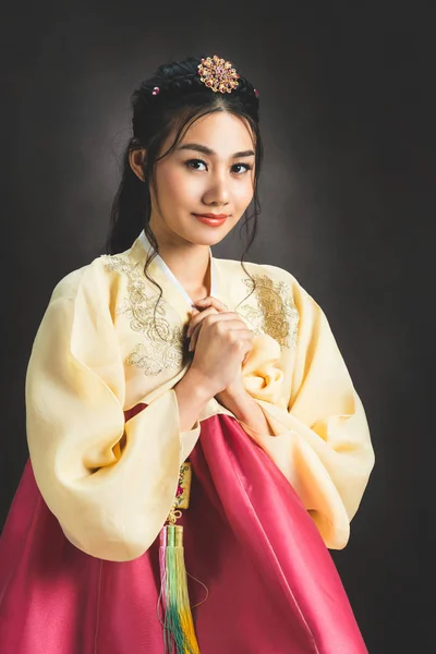 韩国妇女在传统的韩国礼服(汉博克). — 图库照片