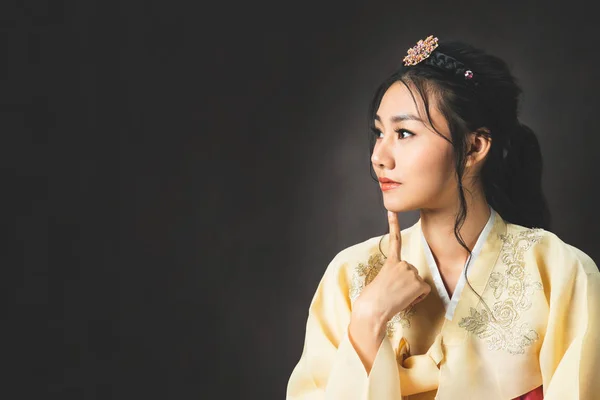 Koreaanse vrouw in traditionele Koreaanse jurk (Hanbok). — Stockfoto