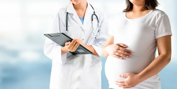 Wanita hamil dan dokter kandungan di rumah sakit. — Stok Foto