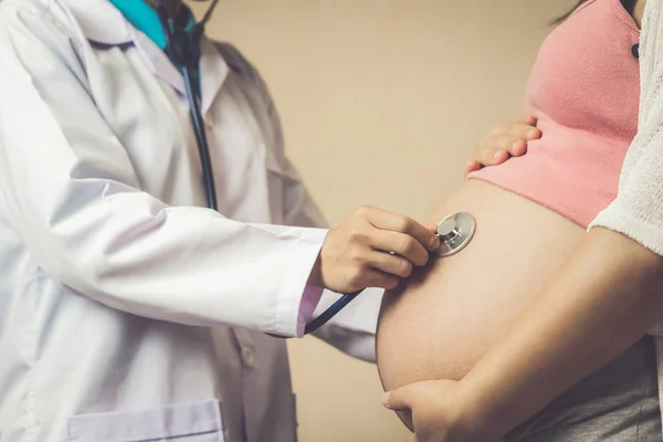 Gravid kvinna och gynekolog doktor vid sjukhuset — Stockfoto