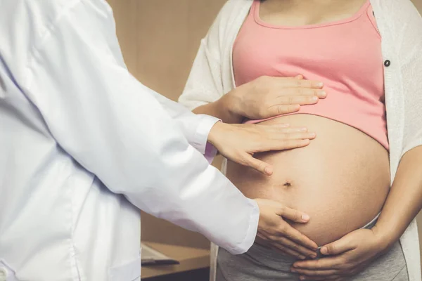 Gravid kvinna och gynekolog doktor vid sjukhuset — Stockfoto