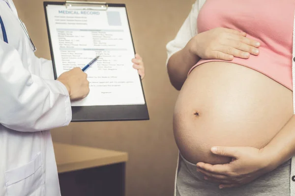 Donna incinta e ginecologo medico presso l'ospedale — Foto Stock