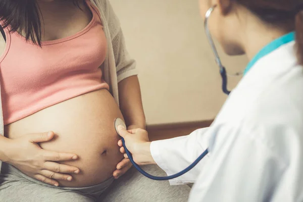 Donna incinta e ginecologo medico presso l'ospedale — Foto Stock