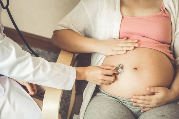 Těhotná žena a gynekolog lékař v nemocnici — Stock fotografie