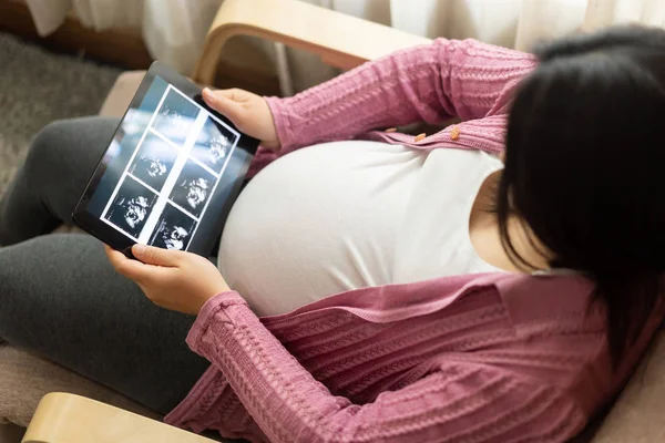 Glückliche Schwangere und erwartetes Baby zu Hause. — Stockfoto