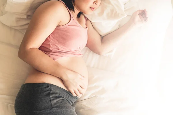 Bonne femme enceinte et attend bébé à la maison. — Photo