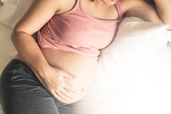 Mulher grávida feliz e esperando bebê em casa. — Fotografia de Stock