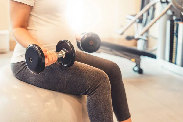 Aktive Schwangere trainieren im Fitnessstudio. — Stockfoto