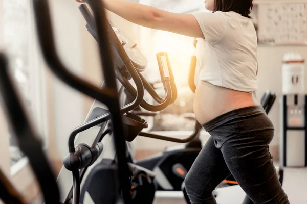 Ejercicio activo de mujer embarazada en el gimnasio. — Foto de Stock