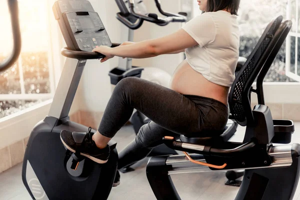 Active pregnant woman exercise in fitness center. — Stock Photo, Image