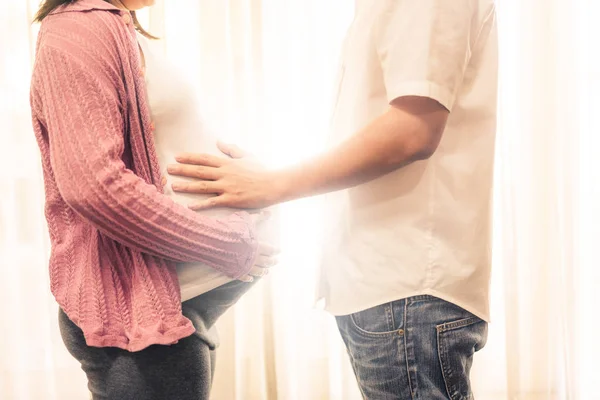 Έγκυος ζευγάρι αισθάνεται αγάπη και να χαλαρώσετε στο σπίτι. — Φωτογραφία Αρχείου