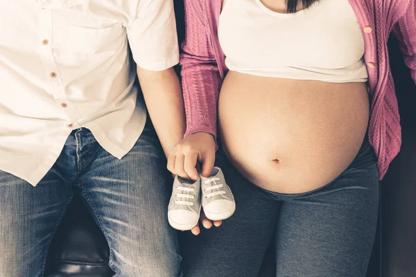 Embarazada pareja siente amor y relajarse en casa. — Foto de Stock