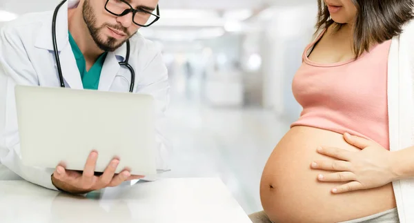 Gravid kvinna och gynekolog doktor vid sjukhuset — Stockfoto