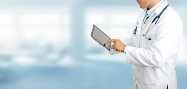 Hastanedeki tablet bilgisayarlı doktor..