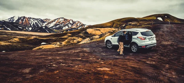 Внедорожник едет по бездорожью в Ландшафте Исландии — стоковое фото