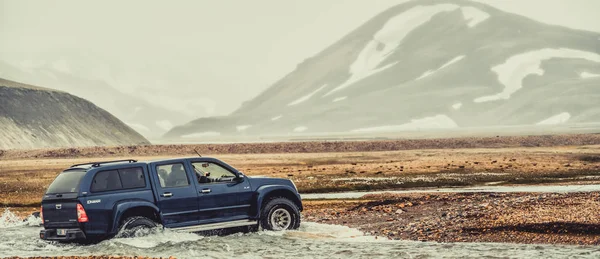 4WD viaje en coche fuera de la carretera en Landmannalaugar Islandia —  Fotos de Stock