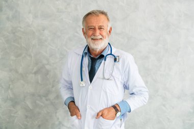 Hastane ofisinde çalışan doktor.