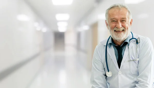 Médico senior masculino que trabaja en el hospital . — Foto de Stock