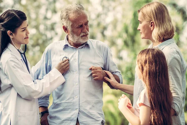 Feliz familia sana y médico hablando en el parque . — Foto de Stock