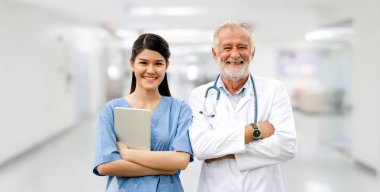Hastanede çalışan yaşlı ve genç doktor.
