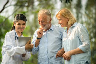 Kıdemli çift hemşire veya bakıcı ile konuşuyor.
