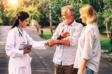 Kıdemli çift hemşire veya bakıcı ile konuşuyor.