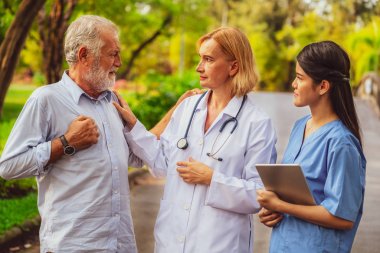 Kıdemli çift hemşire veya bakıcı ile konuşuyor.