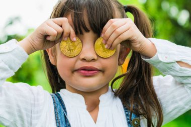Bitcoin dijital para tutan küçük kız çocuk.