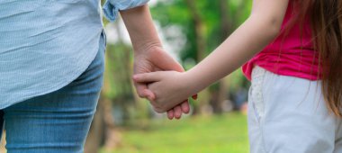 Mutlu anne ve parkta küçük çocuk kızı.