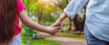 Mutlu anne ve parkta küçük çocuk kızı.