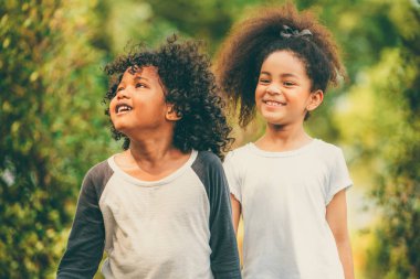 mutlu küçük erkek ve kız parkta.