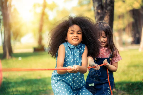 公園で戦争の綱引きをする幸せな子供たち. — ストック写真