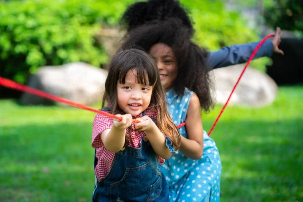 公園で戦争の綱引きをする幸せな子供たち. — ストック写真
