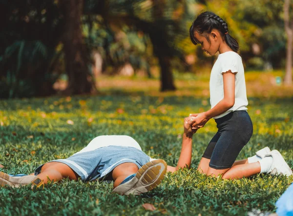 Göğüs ağrısı veya kalp krizi geçiren yaşlı adam. — Stok fotoğraf