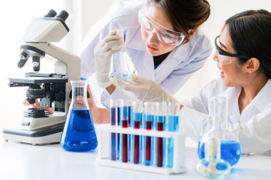 Kimya laboratuvarında çalışan bir grup bilim adamı.