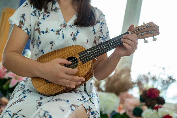 Mujer feliz músico tocando ukelele en estudio . —  Fotos de Stock