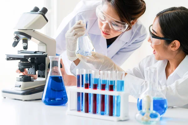 Grupo de cientistas que trabalham em laboratório químico . — Fotografia de Stock