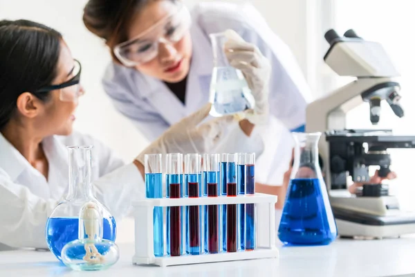 Group of scientists working in chemical lab. — Stock Photo, Image