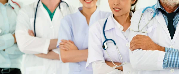 Egészségügyi dolgozók csoport a kórházakban. — Stock Fotó