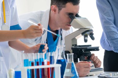 Kimya laboratuvarında çalışan bir grup bilim adamı.