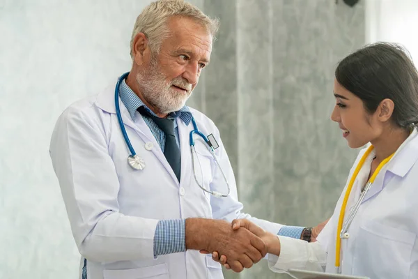 Médico do sexo masculino que trabalha com outro médico . — Fotografia de Stock