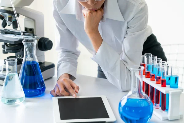 Vědec pracující v biochemické laboratoři. — Stock fotografie