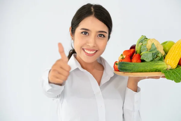 Mulher nutricionista apresentando alimentação saudável . — Fotografia de Stock