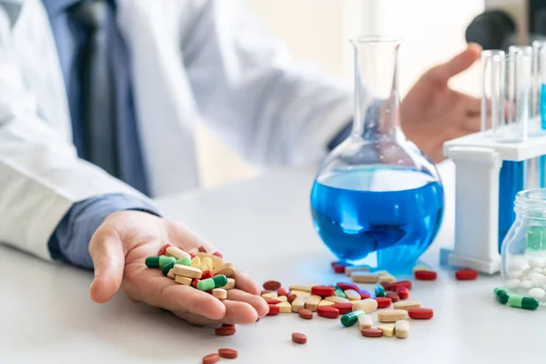 Pastillas de medicamentos y tabletas en el laboratorio de investigación . — Foto de Stock