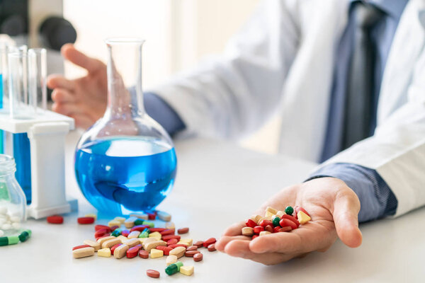 Лекарственные таблетки и таблетки в исследовательской лаборатории
.
