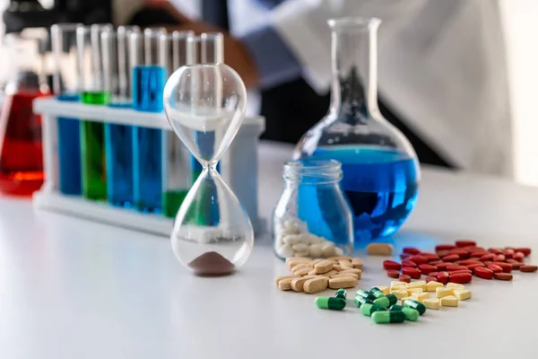 Pastillas de medicamentos y tabletas en el laboratorio de investigación . — Foto de Stock