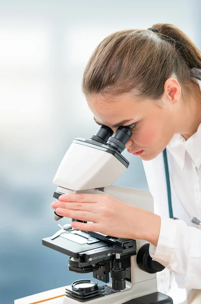 Wetenschapper onderzoeker gebruikt Microscoop in het laboratorium — Stockfoto